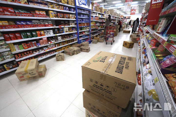 [고양=뉴시스] 김명년 기자 = 경기도 한 홈플러스 매장에서 관계자가 제품을 정리하고 있다. 2025.03.09. kmn@newsis.com