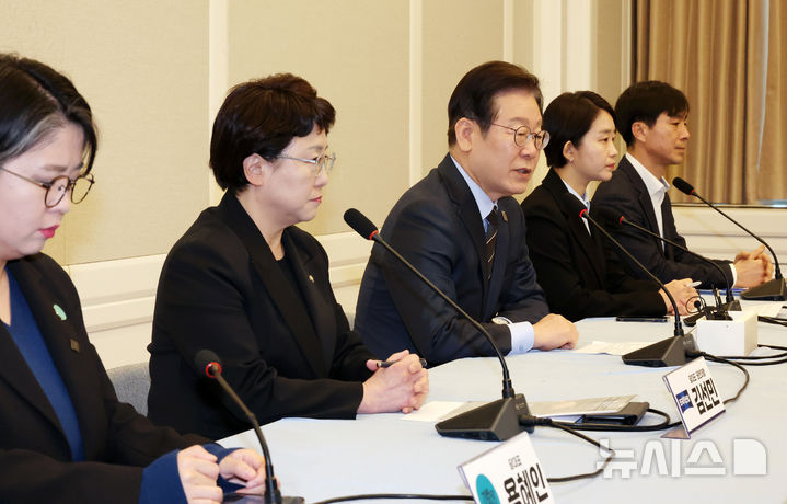 [서울=뉴시스] 조성우 기자 = 이재명(가운데) 더불어민주당 대표가 9일 오후 서울 여의도 국회에서 열린 야 5당 대표 비상시국 공동 대응을 위한 원탁회의에서 발언하고 있다. 왼쪽부터 용혜인 기본소득당 대표, 김선민 조국혁신당 대표 권한대행, 이 대표, 김재연 진보당 대표, 한창민 사회민주당 대표. 025.03.09. xconfind@newsis.com