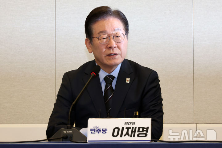 [서울=뉴시스] 조성우 기자 = 이재명 더불어민주당 대표가 9일 오후 서울 여의도 국회에서 열린 야 5당 대표 비상시국 공동 대응을 위한 원탁회의에서 발언하고 있다. 2025.03.09. xconfind@newsis.com