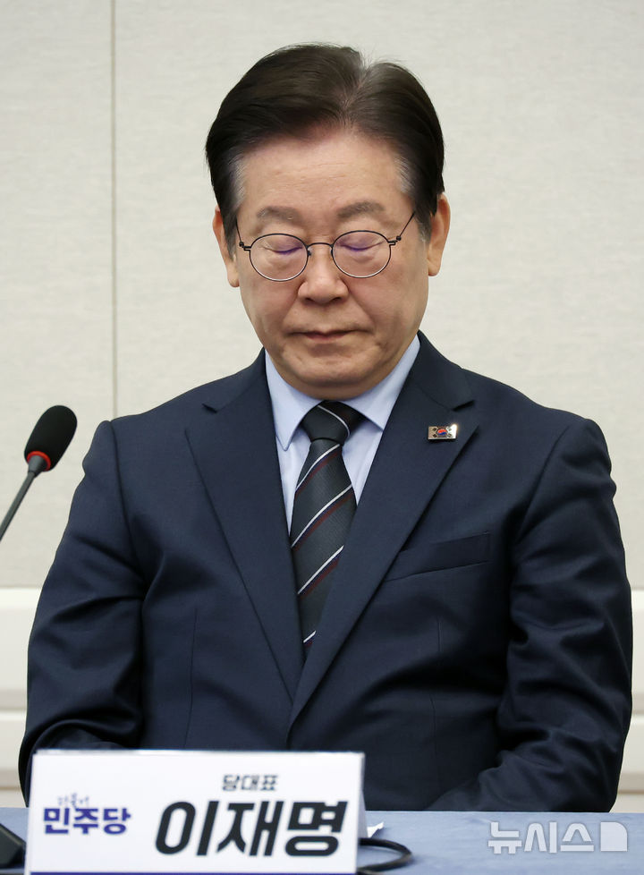 [서울=뉴시스] 조성우 기자 = 이재명 더불어민주당 대표가 9일 오후 서울 여의도 국회에서 열린 야 5당 대표 비상시국 공동 대응을 위한 원탁회의에서 잠시 생각에 잠겨 있다. 2025.03.09. xconfind@newsis.com