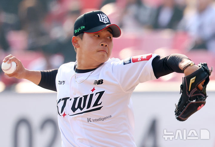 [수원=뉴시스] 이영환 기자 = 9일 오후 수원 KT위즈파크에서 열린 2025 프로야구 LG 트윈스와 kt wiz의 시범경기, 9회초 마운드에 오른 kt 마무리 박영현이 공을 던지고 있다. 2025.03.09. 20hwan@newsis.com
