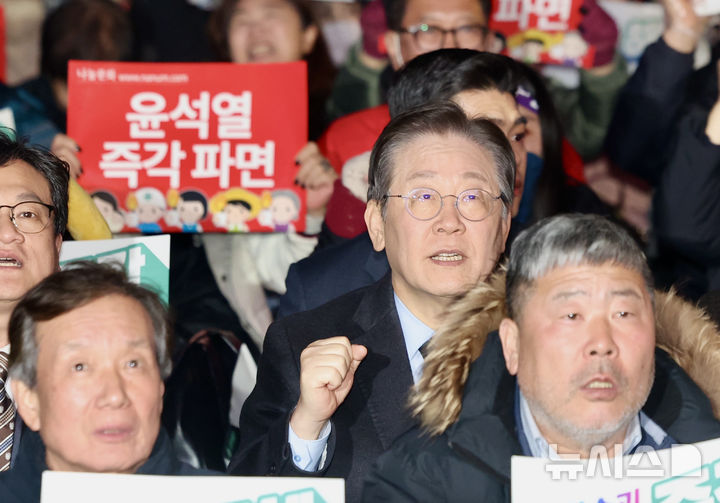 [서울=뉴시스] 김명년 기자 = 이재명 더불어민주당 대표가 9일 오후 서울 종로구 경복궁역 4번출구 인근에서 열린 ‘윤석열즉각퇴진·사회대개혁 비상행동 탄핵 촉구 집회‘에서 구호를 외치고 있다. 2025.03.09. kmn@newsis.com