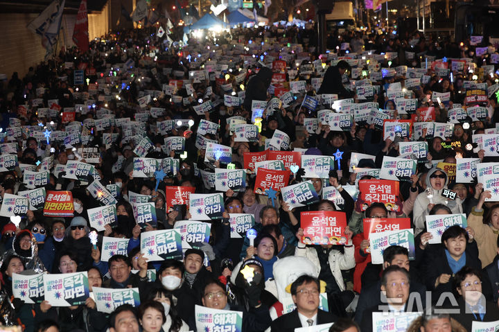 [서울=뉴시스] 김명년 기자 = 9일 오후 서울 종로구 경복궁역 4번출구 인근에서 열린 ‘윤석열즉각퇴진·사회대개혁 비상행동 탄핵 촉구 집회‘에서 참석자들이 구호를 외치고 있다. 2025.03.09. kmn@newsis.com