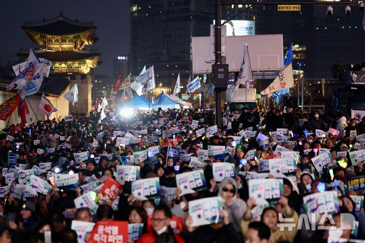 [서울=뉴시스] 김명년 기자 = 9일 오후 서울 종로구 경복궁역 4번출구 인근에서 열린 ‘윤석열즉각퇴진·사회대개혁 비상행동 탄핵 촉구 집회‘에서 참석자들이 구호를 외치고 있다. 2025.03.09. kmn@newsis.com