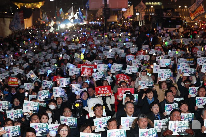 [서울=뉴시스] 김명년 기자 = 9일 오후 서울 종로구 경복궁역 4번출구 인근에서 열린 ‘윤석열즉각퇴진·사회대개혁 비상행동 탄핵 촉구 집회‘에서 참석자들이 구호를 외치고 있다. 2025.03.09. kmn@newsis.com
