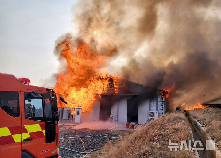 [강진=뉴시스] 9일 오후 전남 강진의 한 태양광에너지 저장시설에 불이나 소방당국이 진화작업을 벌이고 있다. (사진=강진소방서 제공). photo@newsis.com *재판매 및 DB 금지