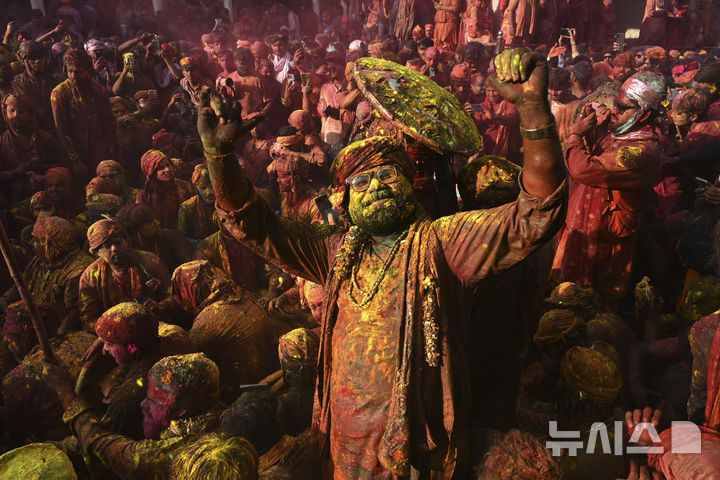 [난드가온=AP/뉴시스] 9일(현지 시간) 인도 뉴델리 남쪽 115㎞ 떨어진 난드가온 마을의 난드그람 사원에서 라트마르 홀리 축제가 열려 주민들이 색가루를 뿌리며 축제를 즐기고 있다. 2025.03.10.