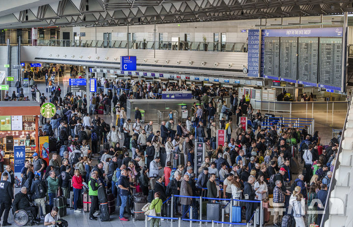 [프랑크푸르트=AP/뉴시스] 9일(현지 시간) 독일 프랑크푸르트 라인-메인 공항에 여행객들이 출국하기 위해 줄을 서고 있다. 2025.03.10.