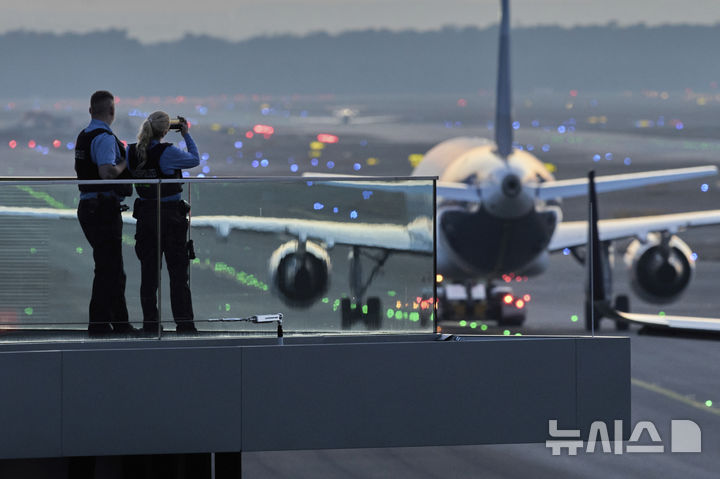 [프랑크푸르트=AP/뉴시스] 9일(현지 시간) 독일 프랑크푸르트 공항에서 경찰이 항공기를 바라보고 있다. 2025.03.10.