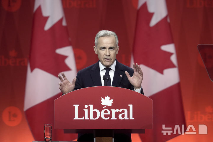 [오타와=AP/뉴시스] 캐나다 집권 자유당 차기 총재로 선출된 마크 카니 당선인이 9일(현지 시간) 오타와에서 연설하고 있다. 2025.03.10.