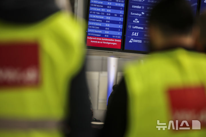 [뒤셀도르프=AP/뉴시스] 10일(현지 시간) 독일 뒤셀도르프 공항에서 독일 공공서비스노조 베르디가 파업에 돌입한 가운데 전광판이 보이고 있다.이날 독일 11개 공항에서 지상직과 수하물 처리 직원, 보안 요원 등이 대규모 파업에 돌입했다. 2025.03.10.