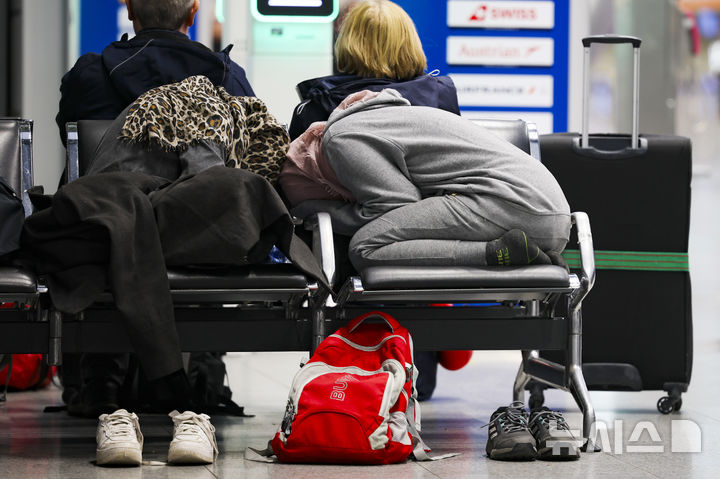 [뒤셀도르프=AP/뉴시스] 10일(현지 시간) 독일 뒤셀도르프 공항 터미널에서 여행객이 휴식을 취하고 있다.이날 독일 11개 공항에서 지상직과 수하물 처리 직원, 보안 요원 등이 대규모 파업에 돌입했다. 2025.03.10.