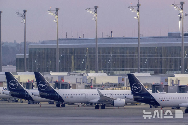 [뮌헨=AP/뉴시스] 2025년 3월10일 독일 11개 공항 파업으로 뮌헨 공항 주기장에 루프트한자 항공기가 멈춰 서 있다. 이곳에서는 6월 7일 연기냄새가 감지돼 관제탑이 모든 항공기 운항을 중지키는 소동이 벌어졌다. 2026.06.08. 