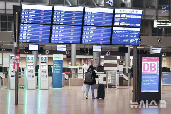 [함부르크=AP/뉴시스] 독일 11개 공항이 파업에 돌입해 10일(현지 시간) 독일 함부르크 제1 터미널 전광판에 모든 항공편이 취소됐음을 알리고 있다. 독일 공공노조는 임금인상과 혼잡 시간대 업무에 대해 추가 수당을 요구했으나 교섭이 결렬되자 하루 파업에 들어갔다. 2025.03.10.