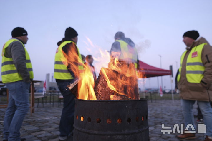 [슈케우디츠=AP/뉴시스] 10일(현지 시간) 독일 슈케우디츠 라이프치히-할레 공항에서 파업에 참가한 노동자들이 대화를 하고 있다.이날 독일 11개 공항에서 지상직과 수하물 처리 직원, 보안 요원 등이 대규모 파업에 돌입했다. 2025.03.10.