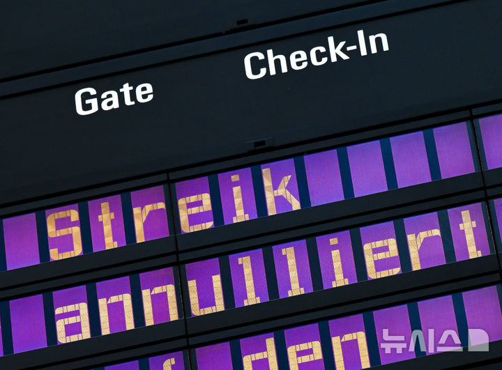 [뮌헨=AP/뉴시스] 10일(현지 시간) 독일 뮌헨 공항 제2터미널의 전광판에 '파업'과 '취소' 안내문이 나오고 있다. 2025.03.10.