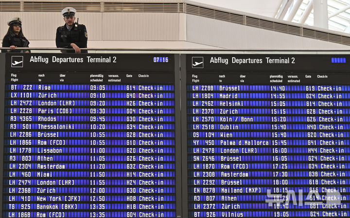 [뮌헨=AP/뉴시스] 10일(현지 시간) 독일 뮌헨 공항 제2터미널에서 경찰들이 공항을 살펴보고 있다. 2025.03.10.