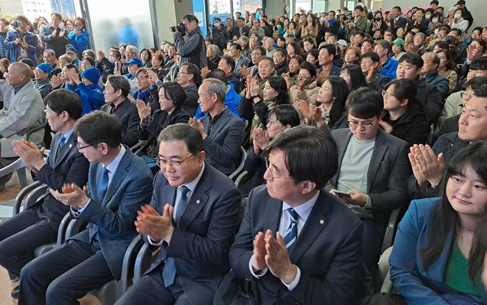 [거제=뉴시스] 신정철 기자= 더불어민주당 변광용 거제시장 후보가 9일 선거사무소 개소식을 열고 본격적인 선거 행보에 나섰다. 개소식에는 이학영 국회부의장, 김경수 전 경남지사, 김성회, 김정호, 민홍철, 양문석, 염태영, 허성무 국회의원 등이 직접 참석해 변 후보의 필승을 기원했다. 사진은 행사장 주요인사 참석 모습.(사진=변광용후보선거사무소 제공).2025.03.09. photo@newsis.com *재판매 및 DB 금지