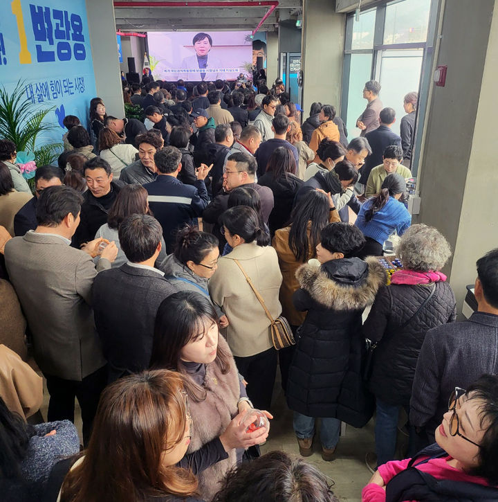 [거제=뉴시스] 신정철 기자= 더불어민주당 변광용 거제시장 후보가 9일 선거사무소 개소식을 열고 본격적인 선거 행보에 나섰다. 개소식에는 3000여 명의 시민들이 운집해 변 후보를 향한 높은 관심과 기대를 보여주었으며, 행사장은 뜨거운 열기로 가득 찼다.사진은 행사장 모습.(사진=변광용후보선거사무소 제공).2025.03.09. photo@newsis.com *재판매 및 DB 금지