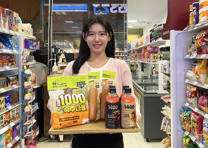 [서울=뉴시스] GS리테일이 운영하는 편의점 GS25가 초가성비 PB(자체브랜드)로 기획한 '1400페트커피'와 '천냥숙주나물'을 선보였다고 10일 밝혔다. (사진=GS리테일 제공) *재판매 및 DB 금지