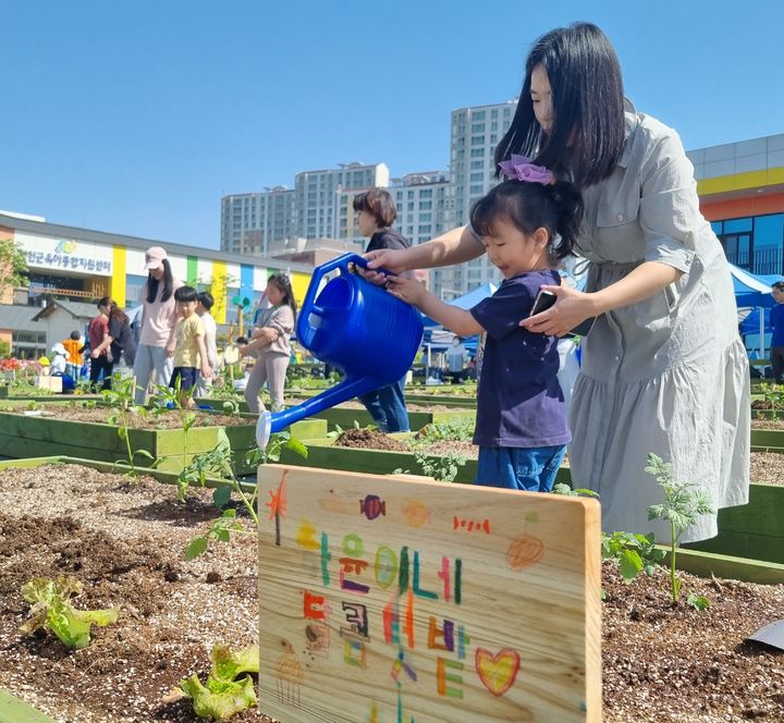 [진천=뉴시스] 충북 진천군 텃밭학교 운영 모습. (사진=진천군 제공) photo@newsis.com *재판매 및 DB 금지