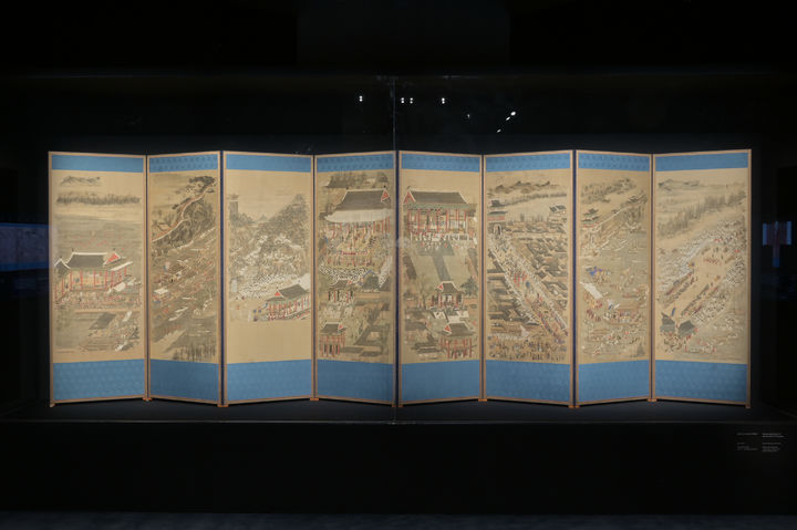 [서울=뉴시스] 리움미술관 M1, 2층에서 열리는 '평안감사도과급제자환영도' 8폭 병풍과 '활옷'의 보존처리 특별전 '국외소재 문화유산 보존지원 프로그램' 전시실 전경 (사진=국외소재문화유산재단 제공) 2025.03.10. photo@newsis.com *재판매 및 DB 금지