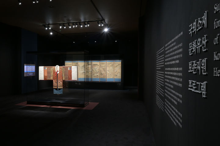 [서울=뉴시스] 리움미술관 M1, 2층에서 열리는 '평안감사도과급제자환영도' 8폭 병풍과 '활옷'의 보존처리 특별전 '국외소재 문화유산 보존지원 프로그램' 전시실 전경 (사진=국외소재문화유산재단 제공) 2025.03.10. photo@newsis.com *재판매 및 DB 금지