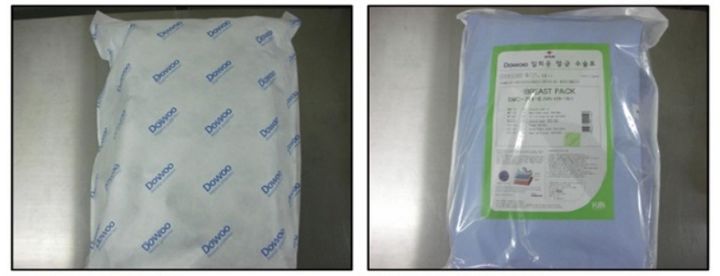 [서울=뉴시스] 10일 식품의약품안전처에 따르면 케이엠헬스케어가 유통한 비접촉식 일회용 드레이프에서 이물(곤충)이 발견돼 정부 회수 보고를 했다. 사진은 이번 회수 대상인 드레이프 포장 뒷면(왼쪽)과 앞면. (사진=식약처 제공) 2025.03.10. photo@newsis.com *재판매 및 DB 금지