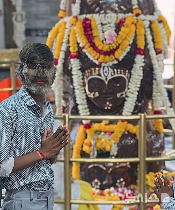 [서울=뉴시스] ‘세계에서 가장 얼굴 털 많은 사람’ 라리트 파티다르는 "지금 있는 그대로의 내 모습을 좋아하고 바꾸고 싶지 않다"고 밝혔다. (사진=파티다르 인스타그램)