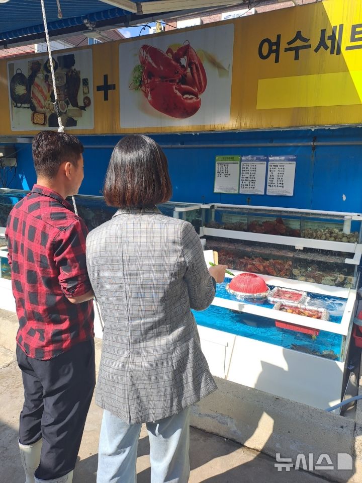 [안산=뉴시스]소비자식품위생 합동감시원이 음식점 원산지 표시 이행에 대해 합동 점검하고 있다.(사진=안산시 제공)2025.03.10.photo@newsis.com