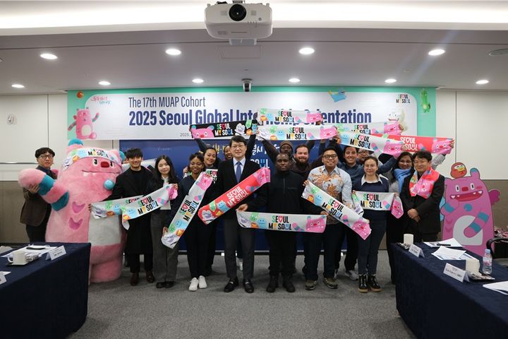 [서울=뉴시스] '서울시 시정체험 인턴십 프로그램' 오리엔테이션 참석 기념사진. 2025.03.10 (사진 제공=서울시) photo@newsis.com *재판매 및 DB 금지