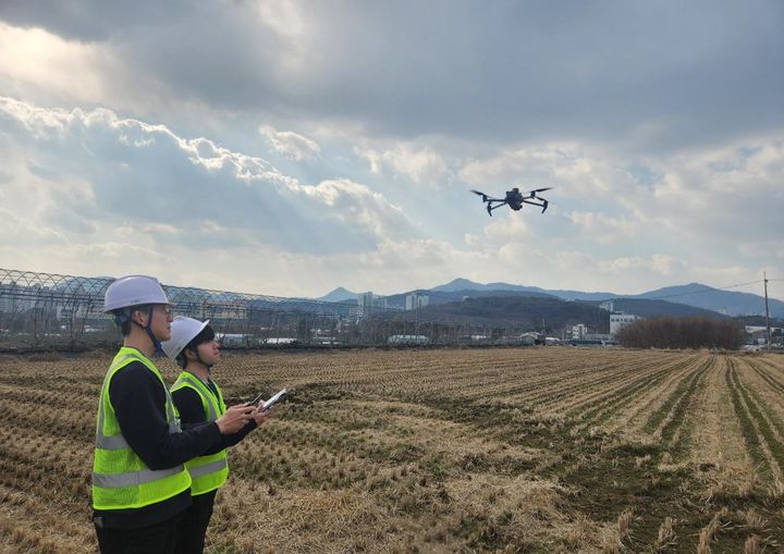 [대전=뉴시스] 조명휘 기자 = 대전 유성구청 직원이 드론을 활용해 개발제한구역 내 불법행위를 단속하고 있다. (사진= 유성구 제공) 2025.03.10. photo@newsis.com *재판매 및 DB 금지