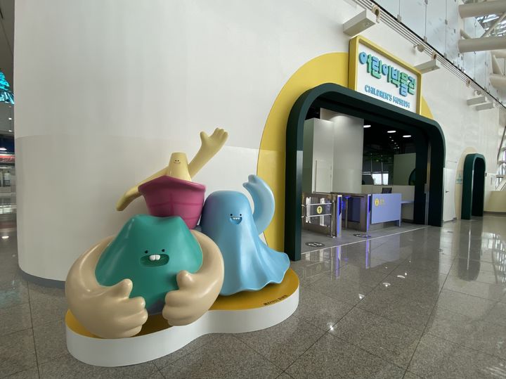 [부산=뉴시스] 부산 영도구 국립해양박물관 내 어린이박물관 입구 캐릭터 조형물. (사진=국립해양박물관 제공) 2025.03.10. photo@newsis.com&nbsp; *재판매 및 DB 금지