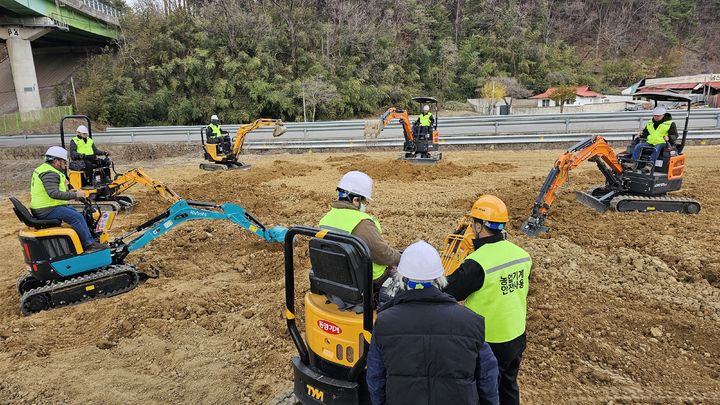 [강릉=뉴시스] 강릉시가 지역 내 농업인을 대상으로 농기계안전교육 진행하고 있는 모습.(사진=강릉시 제공) photo@newsis.com&nbsp; *재판매 및 DB 금지