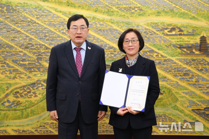 [경주=뉴시스] 주낙영(왼쪽) 경주시장과 주진옥 신라문화유산연구원장. (사진=경주시 제공) 2025.03.10. photo@newsis.com 