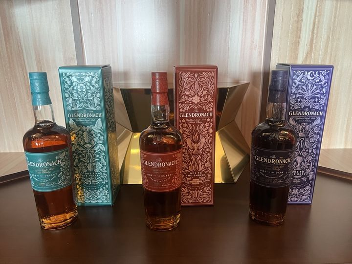 [서울=뉴시스] 김민성 기자 = 10일 오전 그랜드서울 하얏트에 전시된 '더 글렌드로낙 마스터스 앤솔로지 컬렉션' 모습.(왼쪽부터) 오드 투 더 밸리, 오드 투더 엠버스, 오드 투더 다크. 2025.03.10. kms@newsis.com *재판매 및 DB 금지