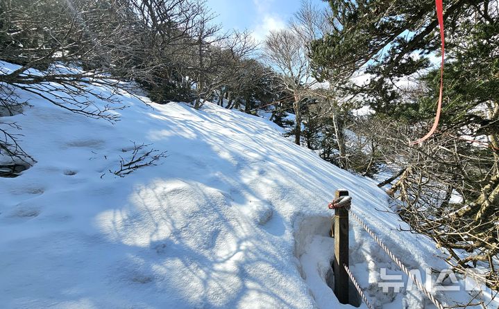 [제주=뉴시스] 임재영 기자 = 한라산 정상 백로담에 대한 통제가 장기화하면서 개방요구가 나오고 있지만 9일 현장 확인 결과 일부 구간에서 탐방로가 눈에 묻힐 정도로 위험이 상존하는 것으로 보인다. 2025.03.10. ijy788@newsis.com