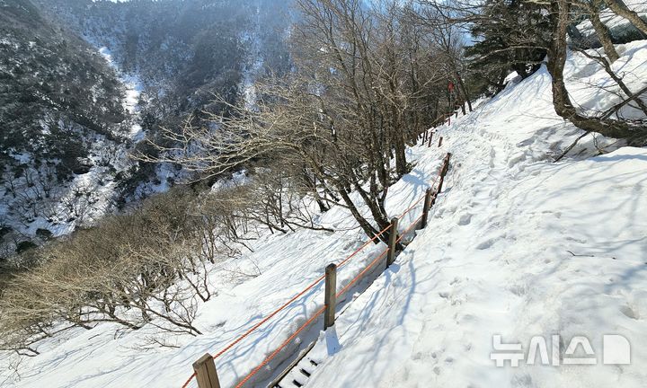 [제주=뉴시스] 임재영 기자 = 한라산 정상 백로담에 대한 통제가 장기화하면서 개방요구가 나오고 있지만 9일 현장 답사결과 일부 구간에서 위험이 상존하는 것으로 보인다. 2025.03.10. ijy788@newsis.com