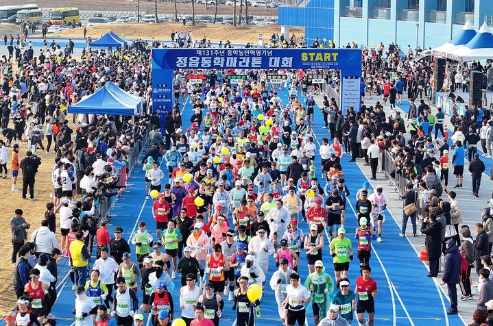 [정읍=뉴시스] 지난 9일 정읍체육트레이닝센터에서 열린 '제131주년 동학농민혁명 기념 동학마라톤대회' 참가자들이 출발선을 넘고있다. (사진=정읍시 제공) 2025.03.10. photo@newsis.com *재판매 및 DB 금지