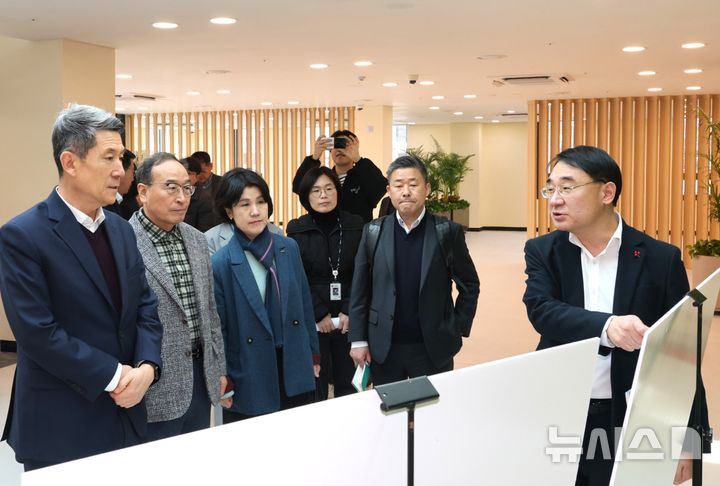 [포항=뉴시스] 송종욱 기자 = 포항시북구보건소·트라우마센터 신청사가 31일 업무를 시작한다. 연면적 1만3763㎡(지하 2·지상 6층) 규모로 시민 건강 증진과 편의 시설을 갖췄다. 사진은 10일 개소 예정인 북구보건소·트라우마센터 신축 현장을 둘러보고 현황 설명을 듣는 이강덕(왼쪽) 시장. (사진=포항시 제공) 2025.03.10. photo@newsis.com