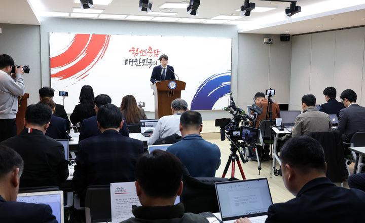 [홍성=뉴시스] 전상욱 충남도 해양수산국장이 서천에 서해 해양과학연구 국가기관 유치 결과를 브리핑하고 있다. *재판매 및 DB 금지