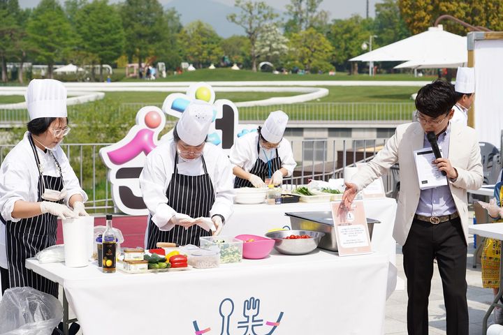 [순천=뉴시스] 순천 미식주간에 열린 요리대회 참가자들이 요리를 하고 있다. (사진=순천시 제공) 2025.03.10. photo@newsis.com *재판매 및 DB 금지