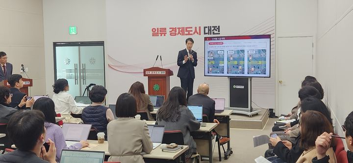 [대전=뉴시스]최종수 대전시 도치시철도건설국장이 10일 대전도시철도 2호선 트램건설과 관련한 공사 일정 등에 대해 설명하고 있다. 2025. 03. 10 kshoon0663@newsis.com *재판매 및 DB 금지