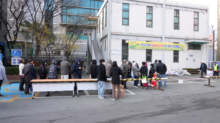 [대구=뉴시스] 대구시 남구는 제80회 식목일을 기념하고 봄 식수철을 맞이해 '2025년 꽃씨 및 나무 나누어주기 행사'를 개최한다. (사진=대구시 남구 제공) 2025.03.10. photo@newsis.com *재판매 및 DB 금지