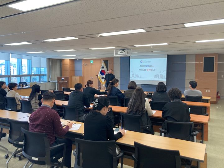 [대전=뉴시스] 대전지방보훈청 제대군인지원센터가 10일 센터 직원을 대상으로 직원역량강화를 위한 고객서비스(CS) 교육을 실시했다.(사진=대전지방보훈청 제공) 2025.03.10. photo@newsis.com *재판매 및 DB 금지