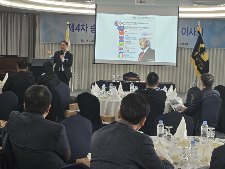 김대종 세종대 교수가 7일 올림픽 파크텔에서 서울상공회의소 송파구상공회 회원들에게 경제전망 특강을 진행했다. (사진=세종대 제공) *재판매 및 DB 금지