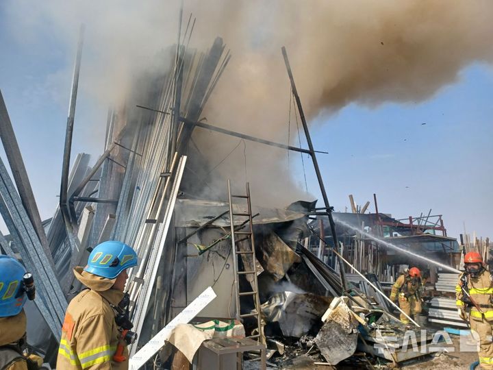 [부천=뉴시스] 정일형 기자 = 부천 원종동 창호 제조공장에서 불. (사진은 부천소방서 제공)