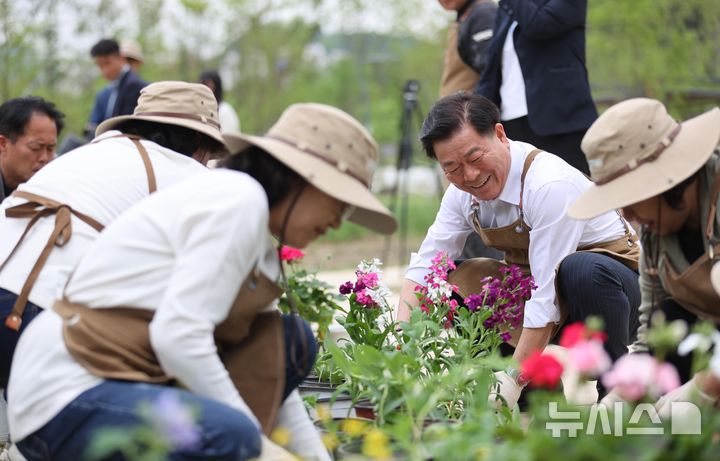 [광명=뉴시스]박승원 광명시장이 2024년 4월 새빛공원에서 열린 광명시 새빛정원관리단 발대식에서 참여자들과 정원을 가꾸고 있다.(사진=광명시 제공02025.03.10.photo@newsis.com