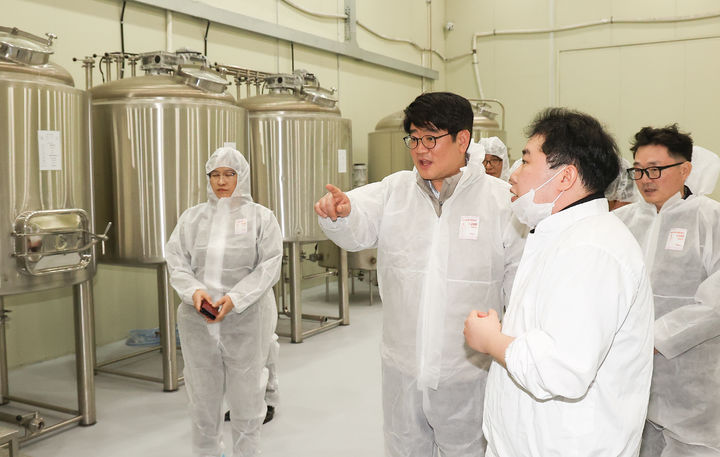 [세종=뉴시스]권재한 농촌진흥청장이 10일 충남 아산시에서 배 '석세포' 분리 기술을 이전 받아 양산에 성공한 업체를 방문해 기술 이전 성과를 살펴보고 있다. (사진=농촌진흥청 제공) *재판매 및 DB 금지