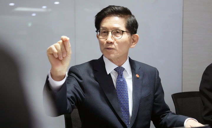 [세종=뉴시스] 김문수 고용노동부 장관이 10일 오후 정부세종청사에서 출입기자단과 간담회를 갖고 있다. 2025.03.10. (사진=고용노동부 제공) *재판매 및 DB 금지